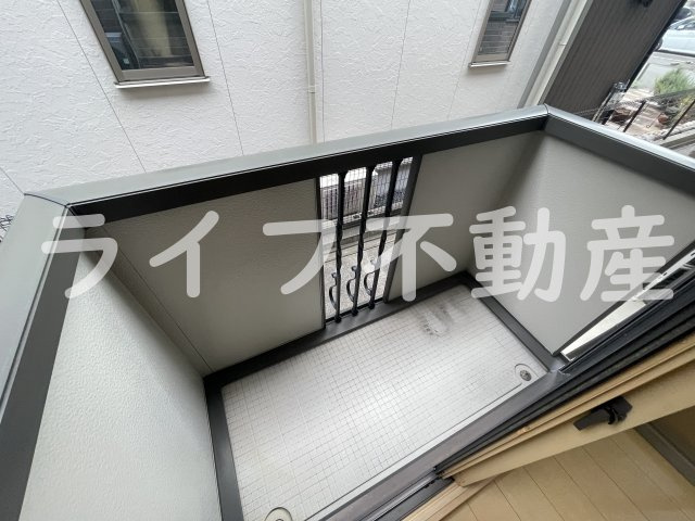 カーサ・エクレールB棟のバルコニー|外からの目が気にならないバルコニーで洗濯物が干せます