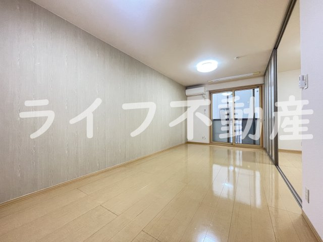 カーサ・エクレールB棟の居間・リビング|こちらのリビングで趣味の時間をお楽しみください