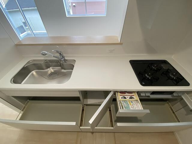 沼津市高尾台の新築一戸建のキッチン|調理器具や食器、食品を用途別に整理できる充実の収納。物が増えがちなキッチンもすっきり片付きます。