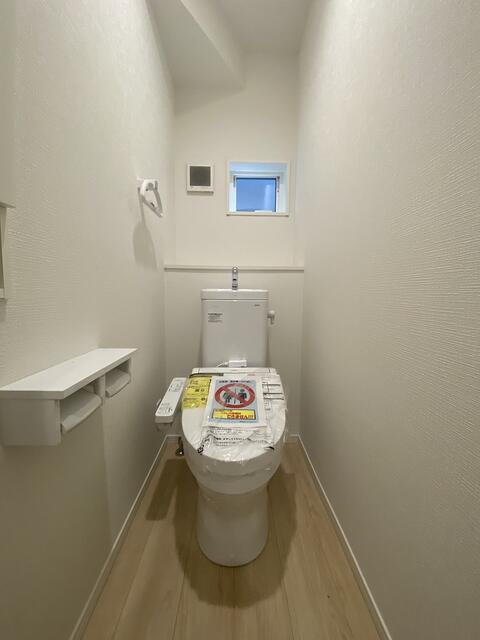 沼津市高尾台の新築一戸建のトイレ|各階にトイレがあるので、家族の準備が重なる忙しい朝も安心。もちろん温水洗浄便座完備です。