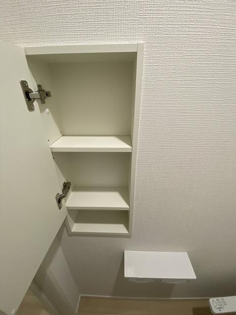 沼津市高尾台の新築一戸建のトイレ|トイレ内に収納あります。