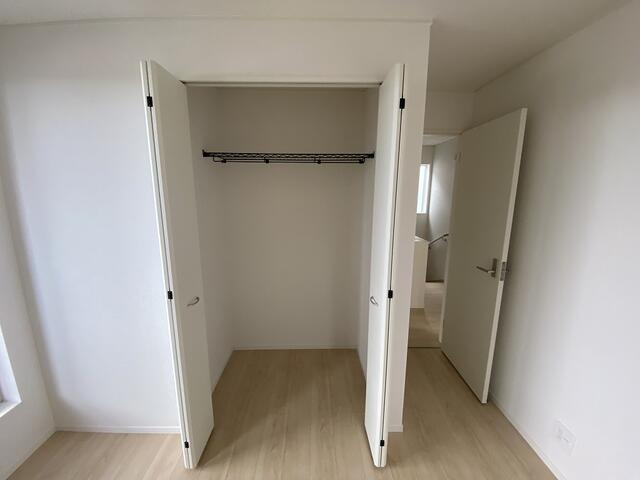 沼津市高尾台の新築一戸建の収納|２階洋室５．７帖 クローゼット