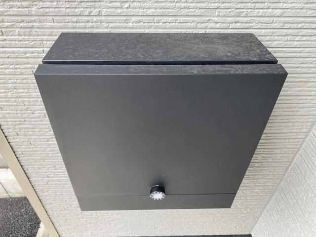 沼津市高尾台の新築一戸建の設備|大切な郵便物を保管できるダイヤル錠付き玄関ポスト。鍵を持ち歩かず、毎日の郵便物を確認できます。