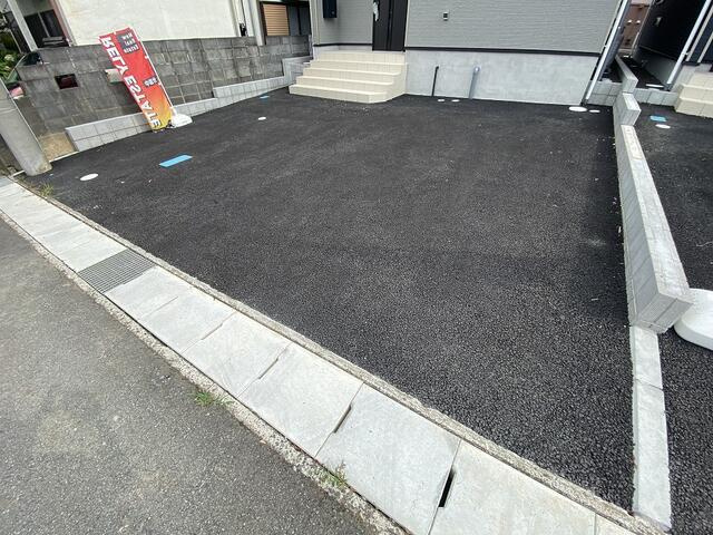 沼津市高尾台の新築一戸建の駐車場|夫婦それぞれの車に加え、もう１台停められる駐車場。来客時やお子さんの将来の車にも便利です。