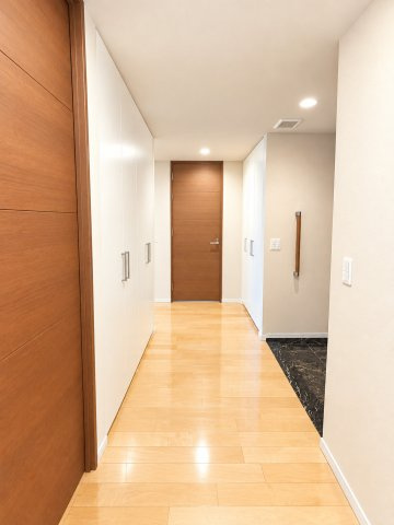 彩度の高い床・クロスが廊下全体を明るくしてくれます。