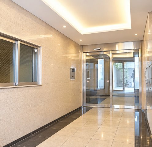 台東区根岸２丁目の賃貸マンションのエントランス
