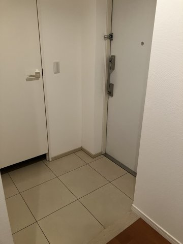 プライムメゾン南2条の玄関