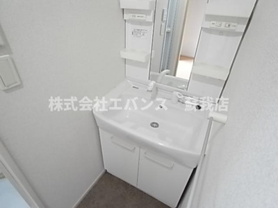 【独立洗面台】 | マーヴェラス末広 | 独立洗面台、小物を置くことができて便利です