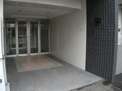 【エントランス】ＰＲＩＭＥ　ＵＲＢＡＮ札幌医大前 
