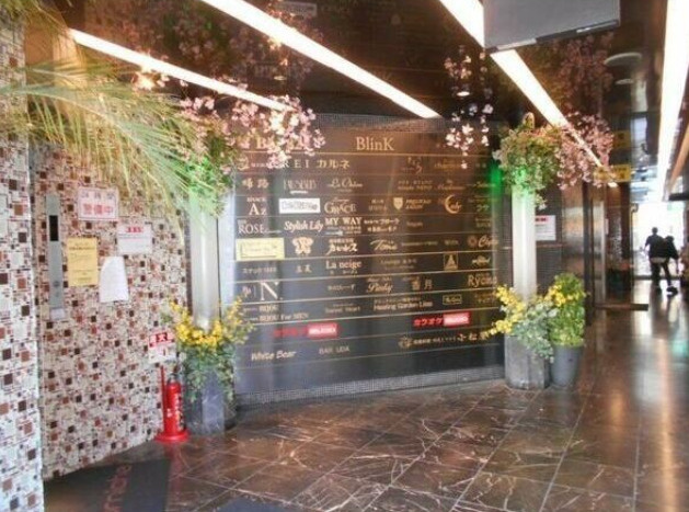 大阪市北区曾根崎新地１丁目の店舗一部のエントランス