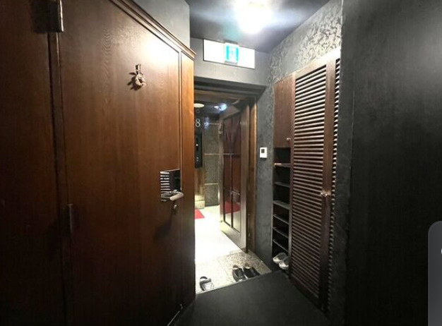 大阪市北区曾根崎新地１丁目の店舗一部の玄関