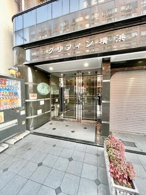 グリフィン横浜・東口のエントランス