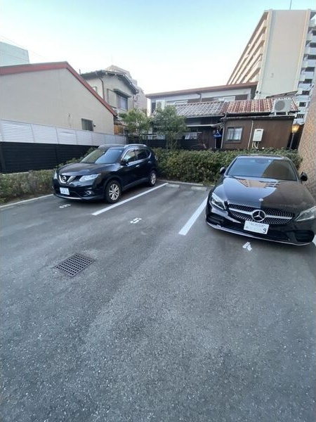 Luxe天王寺の駐車場