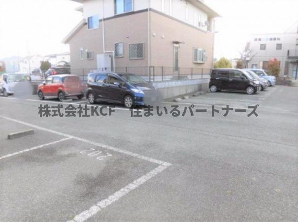 グランドール国分 Ⅾ棟の駐車場|駐車場に車を止められます
落ち着いた雰囲気の外観です