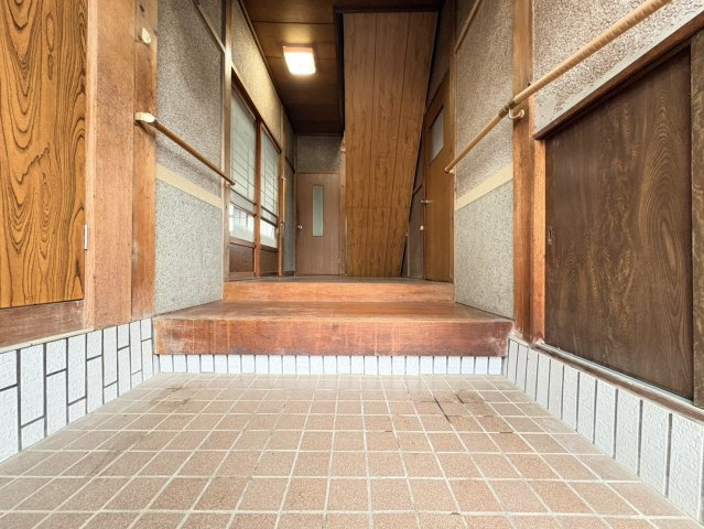 安八郡安八町 東結（大垣駅）2階建て 6LDKの玄関