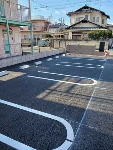 ウィステリア・エフの駐車場