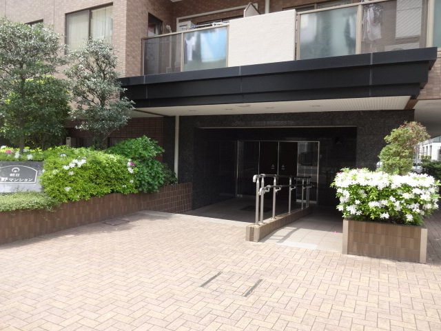 朝日上野マンションのエントランス