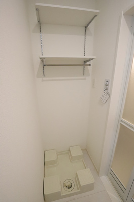 棚のある洗濯機置き場