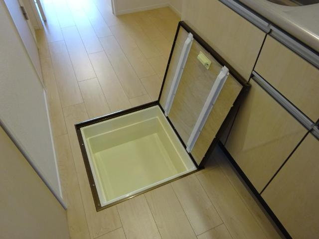 ヴィラコートサクラのキッチン|床下収納