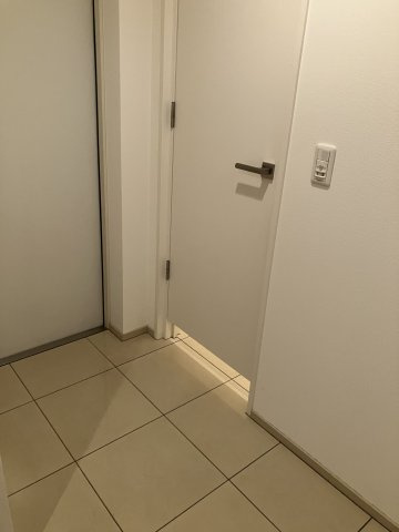 プライムメゾン南2条の玄関