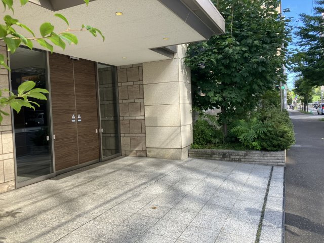 プライムメゾン南2条のエントランス
