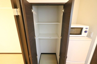 【その他】 | レオネクストかのう | キッチン背面に大型収納スペース有※号室により異なる