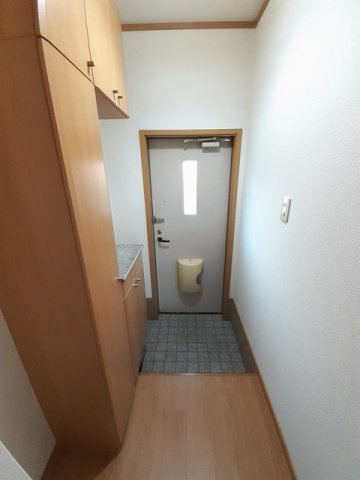 ラシーヌⅢ弐番館の玄関