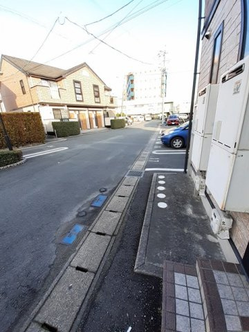 ラシーヌⅢ弐番館の駐車場