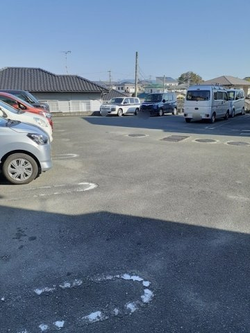 ラシーヌ壱番館の駐車場