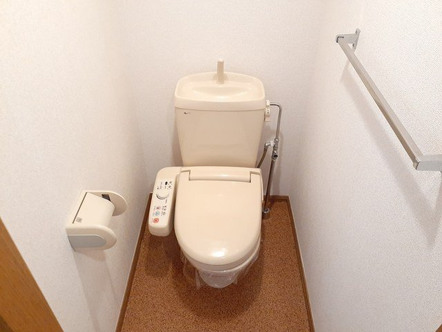 ヴィラ・アベニールのトイレ|落ち着いた色調のトイレです