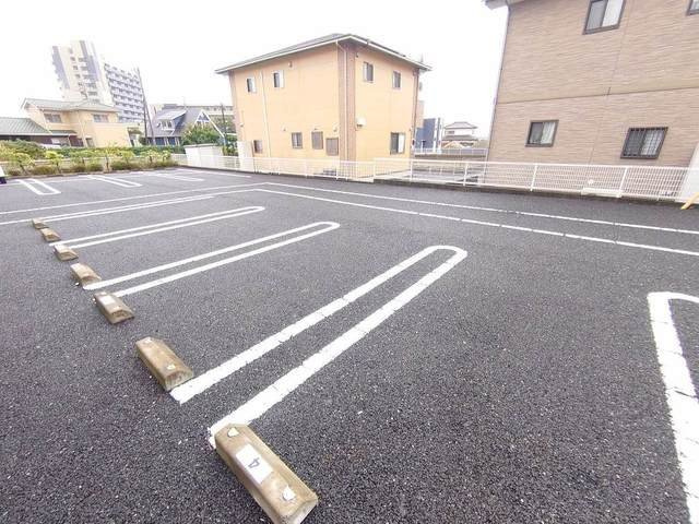 ヴィラフューゲル　Ⅲの駐車場|駐車場があるので、車を買う予定の方も安心です