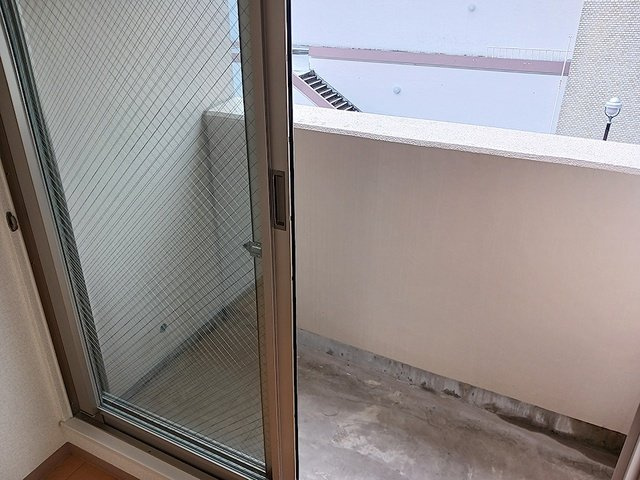 レジデンス若葉Ⅰのバルコニー|開放的で明るい空間を演出してくれるバルコニーです
