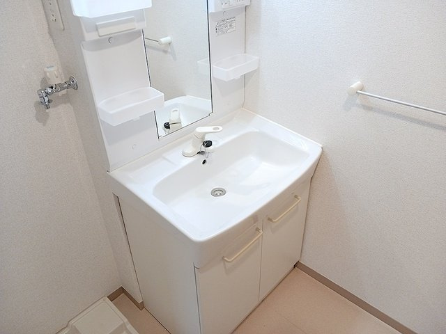 レジデンス若葉Ⅰの洗面所|忙しい朝には欠かせない洗面所です