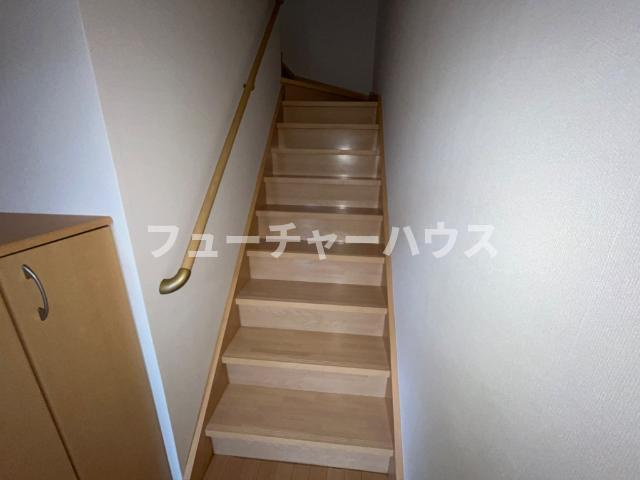 ロイヤルヒルズＡ棟の玄関|階段