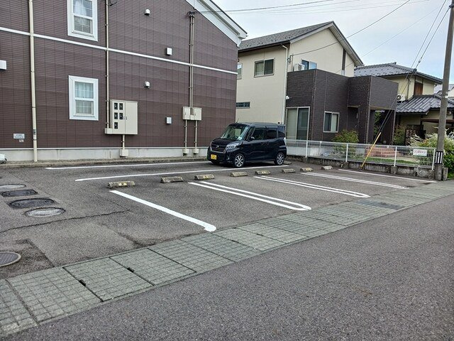 ファミール　ハウスⅥの駐車場
