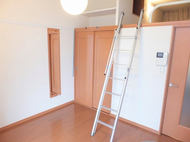 レオパレスヴィラグラン大手の居間・リビング|ロフト付きのお部屋です