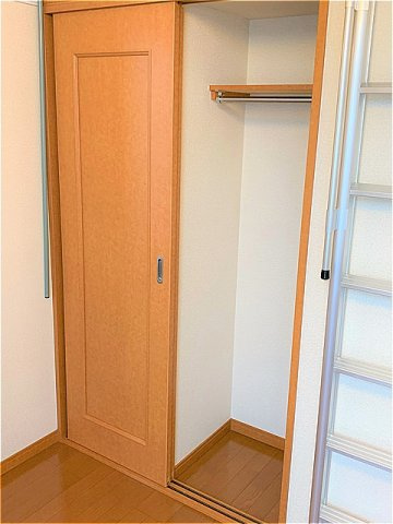 レオパレスヴィラグラン大手の内装|クローゼットあり
