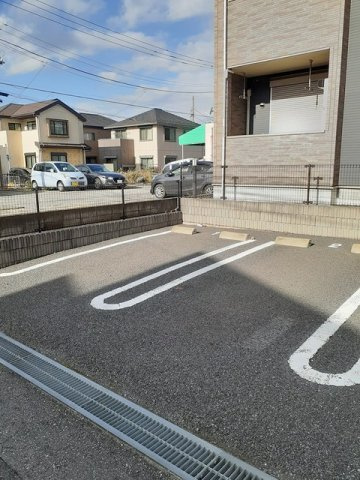 マーヴェラス末広の駐車場