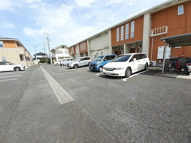 サニークレメントの駐車場