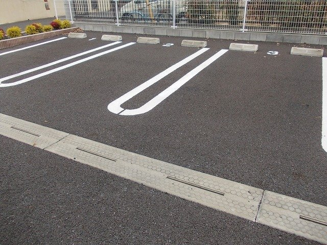 グランパール不動ヶ岡Ⅰの駐車場