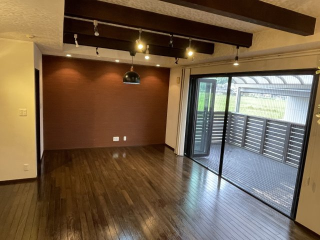 丹波篠山市網掛の中古一戸建の居間・リビング|開口部が広く、明るく風通しの良い快適なリビングです♪