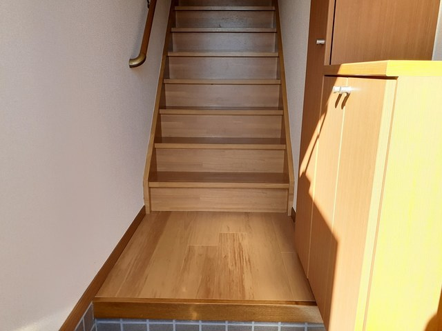 草加市新栄１丁目のアパートの玄関