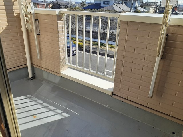 草加市新栄１丁目のアパートのバルコニー