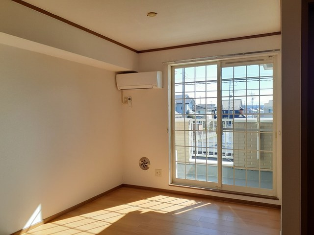 草加市新栄１丁目のアパートの居間・リビング