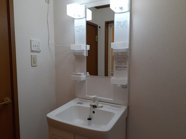 草加市新栄１丁目のアパートの洗面所