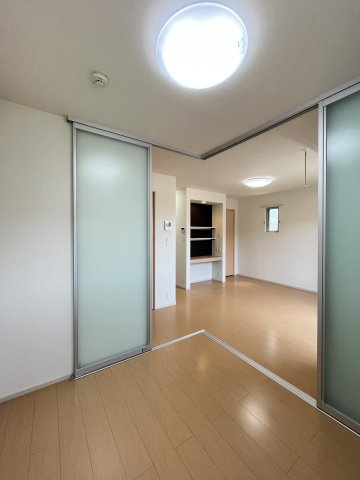 ラルーチェの洋室