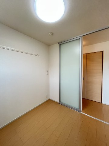 ラルーチェの洋室
