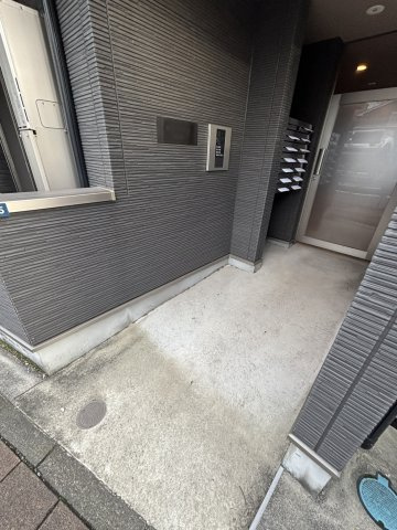 ロワール生麦 弐番館のエントランス