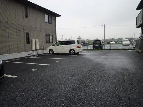 ヴィルヌーブ・パルB棟の駐車場|当社、チルホームのHPもご覧ください(^^)/物件情報多数♪