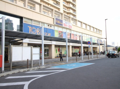 【周辺】 | カムトゥルー　イースト | 東武ストア 鶴瀬駅ビル店(スーパー)まで550m